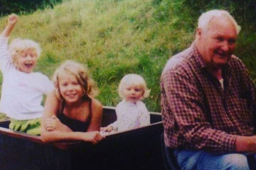 Jessica Thoennes with her Sisters and Grandfather